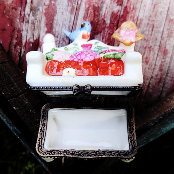 Vintage Ceramic Garden Themed Miniature Bench Box - Picture 7 of 8